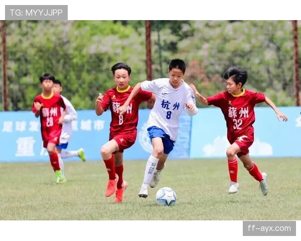 激战不停！足球赛场上演精彩对决，全城聚焦亮眼表现